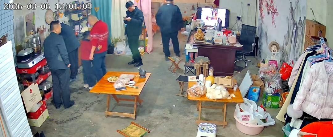乐鱼体育官方网站-没出正月就理发，舅舅暴怒狠踹6岁外甥，妈妈给舅舅赔罪发红包！