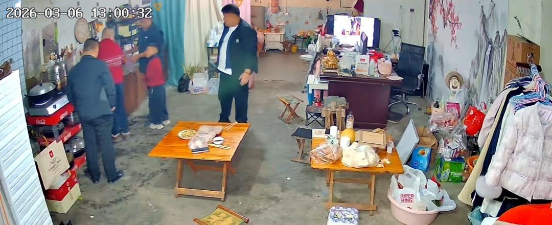 乐鱼体育官方网站-没出正月就理发，舅舅暴怒狠踹6岁外甥，妈妈给舅舅赔罪发红包！