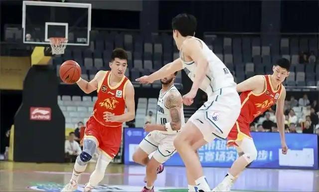 山西篮板输5个以上！刘传兴7分钟补锅，杨学增赌对了？