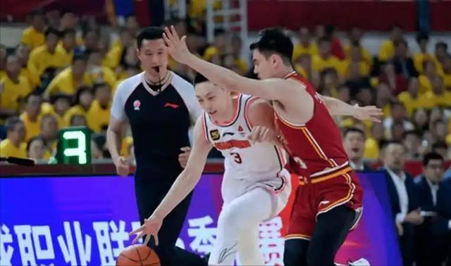 山西篮板输5个以上！刘传兴7分钟补锅，杨学增赌对了？