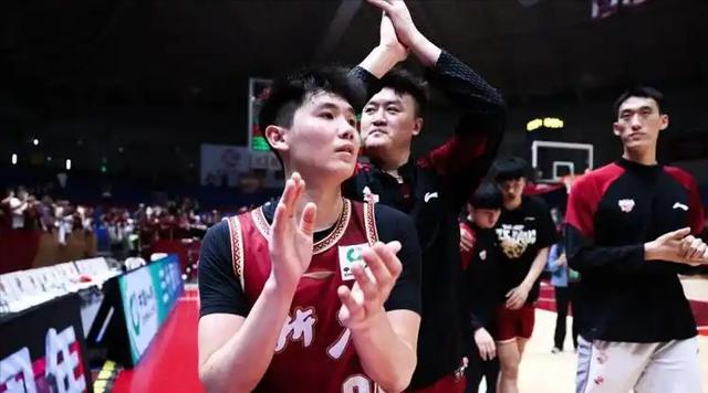山西篮板输5个以上！刘传兴7分钟补锅，杨学增赌对了？