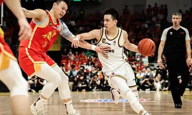 山西篮板输5个以上！刘传兴7分钟补锅，杨学增赌对了？